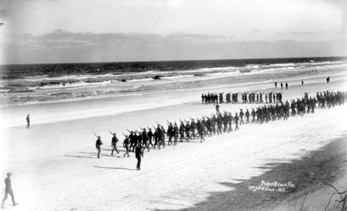 Voluntarios del Tercer Regimiento de Voluntarios de Nebraska marchando en Pablo Beach, Florida