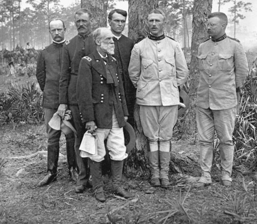 De izquierda a derecha: Mayor George Dunn, Mayor Alexander Brodie, Mayor General Joseph Wheeler,  Capellán Henry A. Brown,  Coronel Leonard Wood, y Coronel Theodore "Teddy" Roosevelt. (later 26th U.S. President).