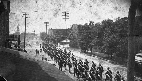 Soldados marchando por la calles de Tampa